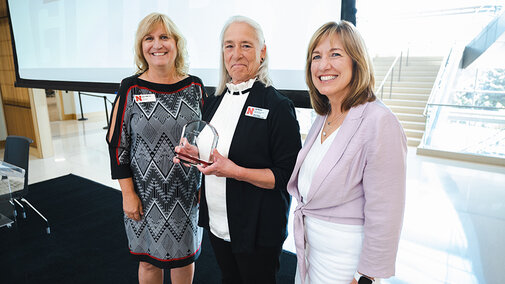 Kay Maresh receiving the sue vagts award