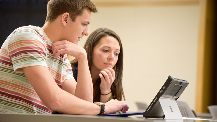 Janessa Hageman, assistant director in the Business Career Center, offers suggestions on a student’s application.