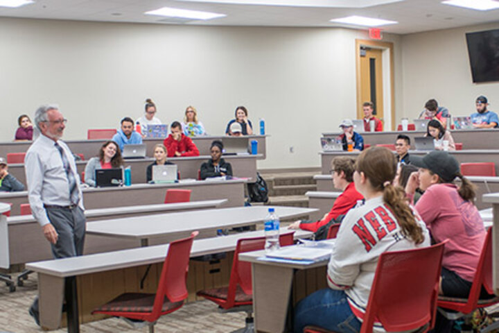 Rob Simon will stretch the strengths of 24 business majors as they work together with Ameritas on projects designed to innovate and disrupt the insurance and financial services industry.